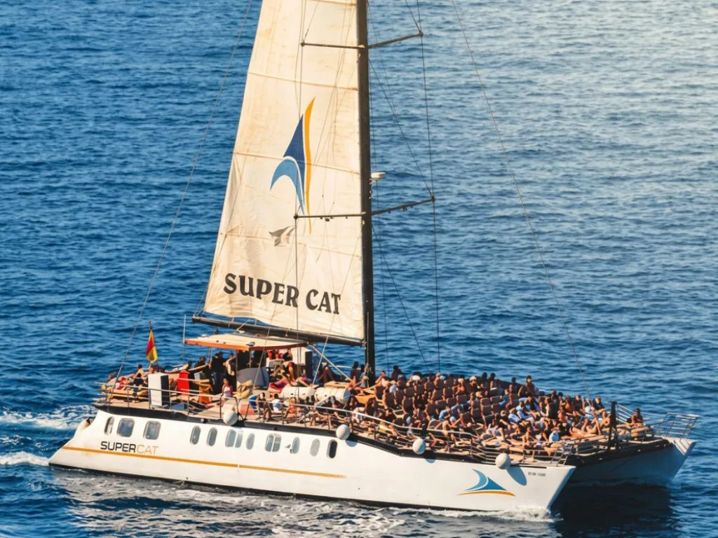 Plimbare în larg cu catamaranul