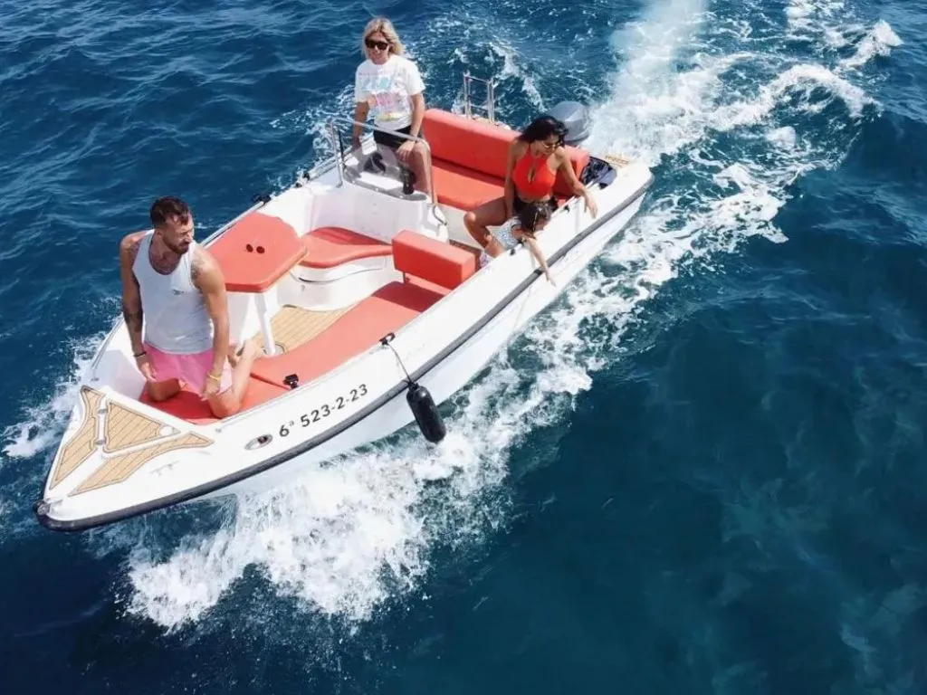 La Niña Barco Sin Licencia 